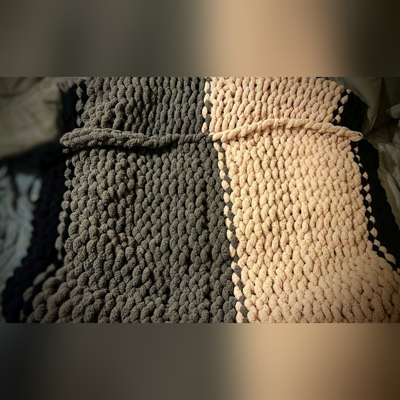 Chunky Soft Hand Made Blanket - Picture 3 of 6